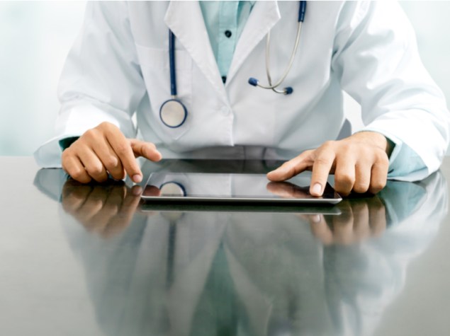 medico che digita su un tablet