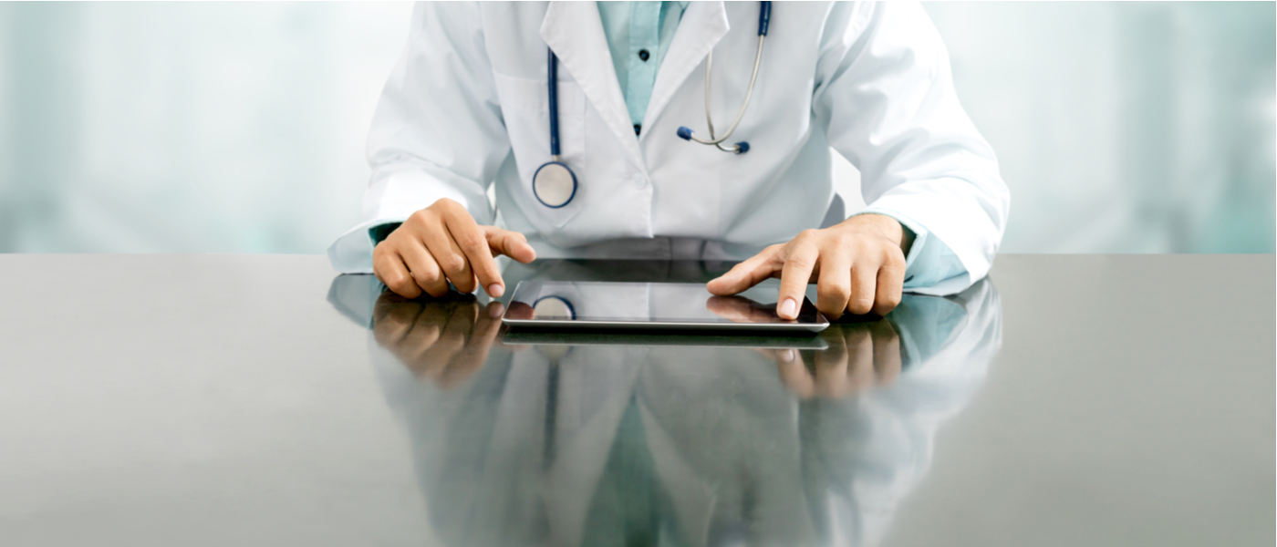 medico che digita su un tablet