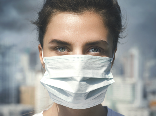 donna nello smog con mascherina