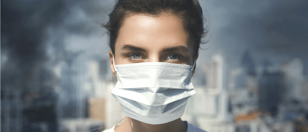 donna nello smog con mascherina