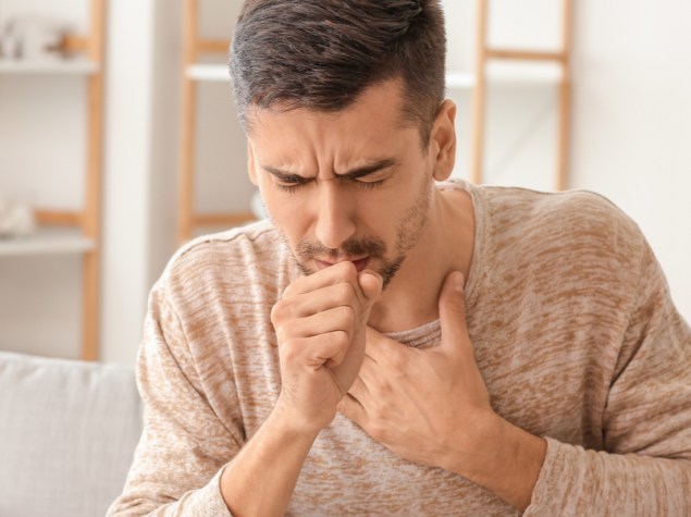 uomo tossisce tosse
