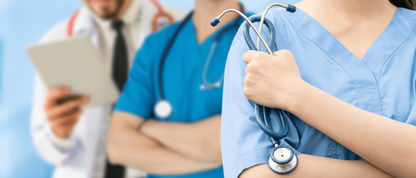 foto di tre dottori a mezzo busto con camice e stetoscopio