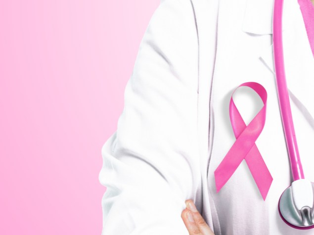 dottoressa con camice bianco e fiocco rosa sul petto