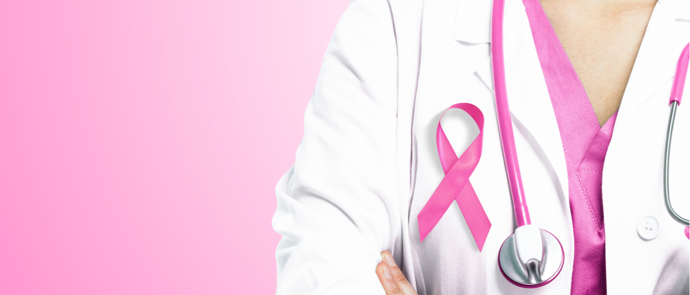 dottoressa con camice bianco e fiocco rosa sul petto