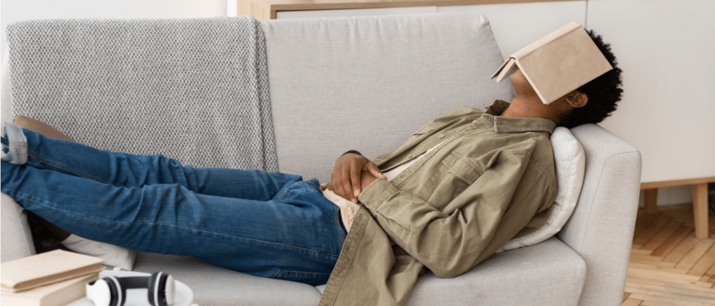 uomo che dorme sul divano