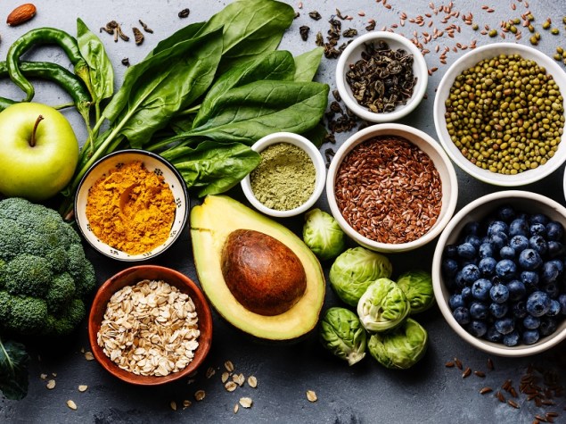 alimenti ritenuti salutari, quali avocado e cereali, su un tavolo