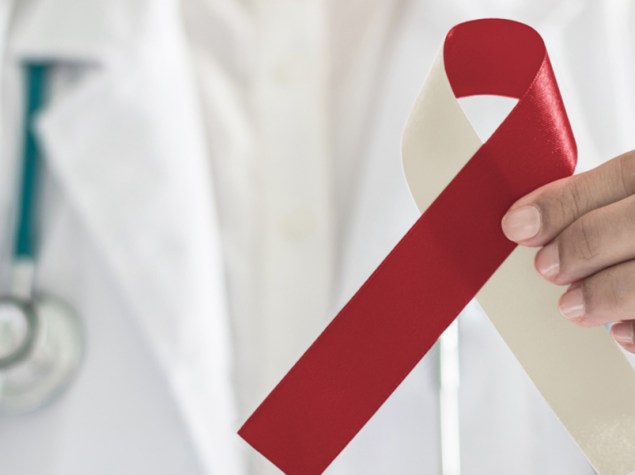 dottore che tiene in mano un fiocco rosso