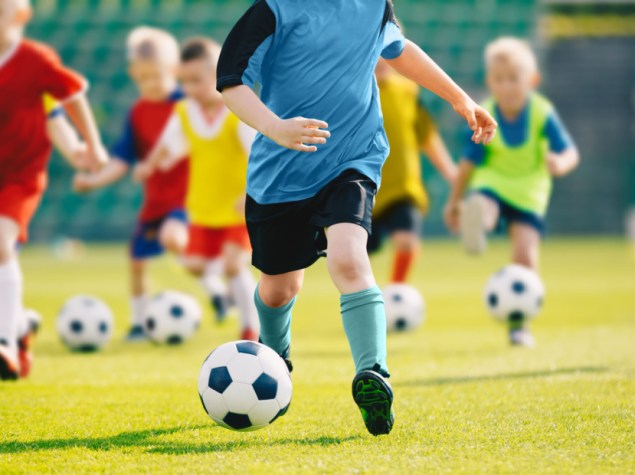 Ragazzi che giocano a calcio