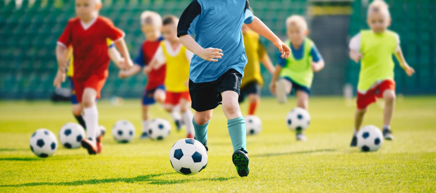 Ragazzi che giocano a calcio
