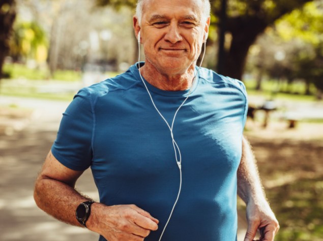 uomo di mezza età che corre