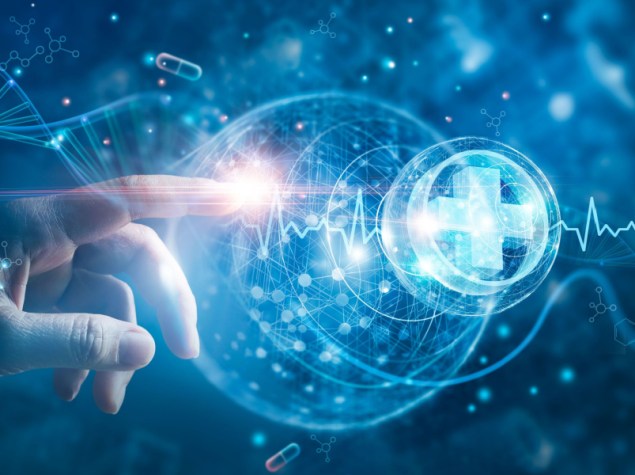 mano su sfondo blu che indica un cerchio con una croce sanitaria