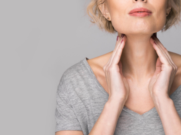 foto di donna che si tocca il collo con entrambe le mani