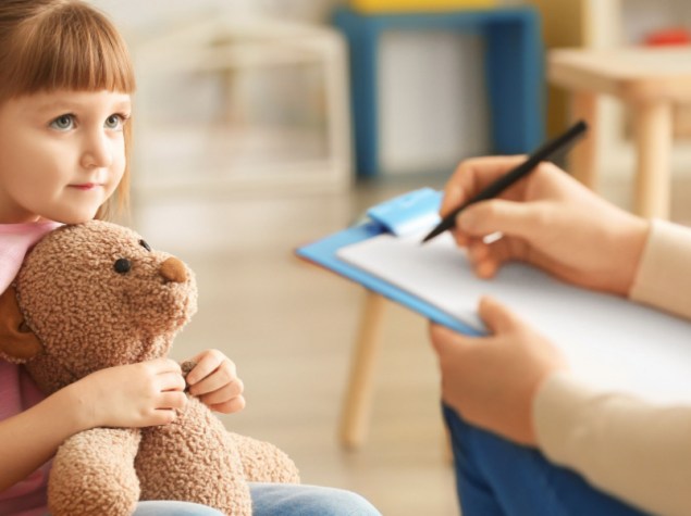 bambina che parla con lo psicologo