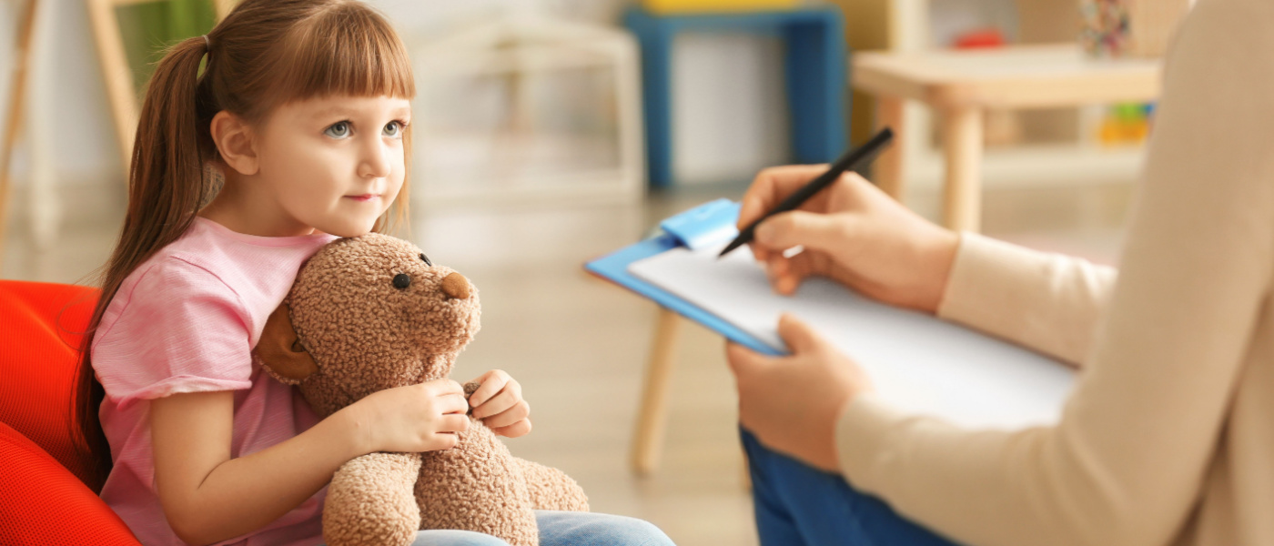 bambina che parla con lo psicologo