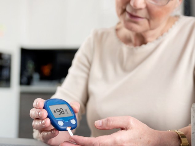Donna si misura glicemia