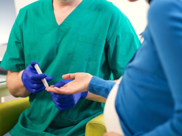 donna incinta a cui viene misurata la glicemia