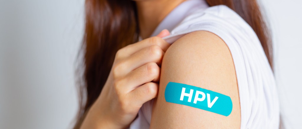 Donna con cerotto sul braccio con scritto HPV