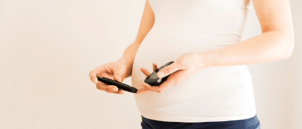 Donna incinta che misura la sua glicemia