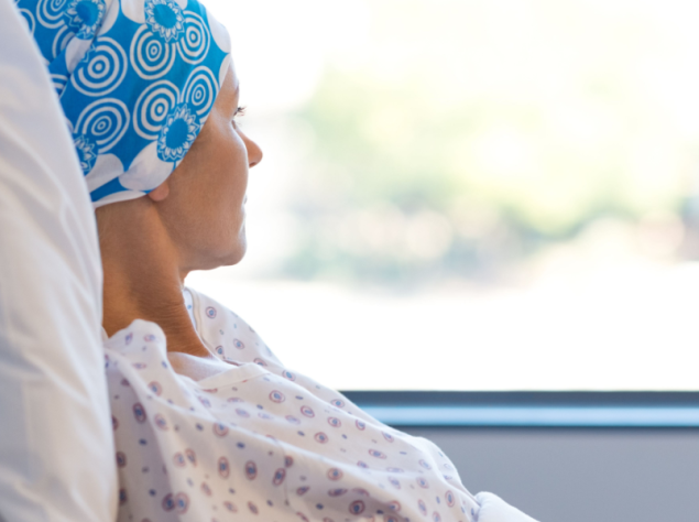 Donna,tumore,cancro,sdraiata,letto,ospedale,guarda,finestra