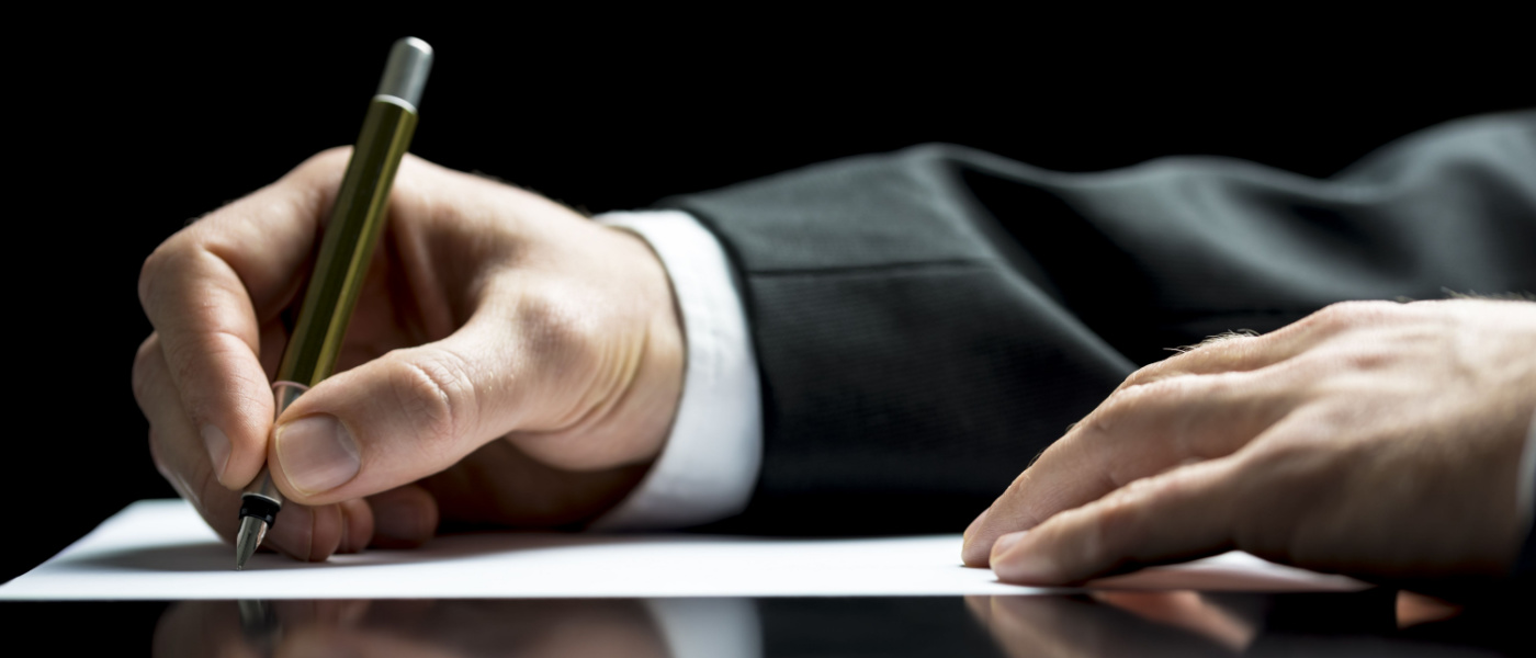 mano penna firma foglio bianco