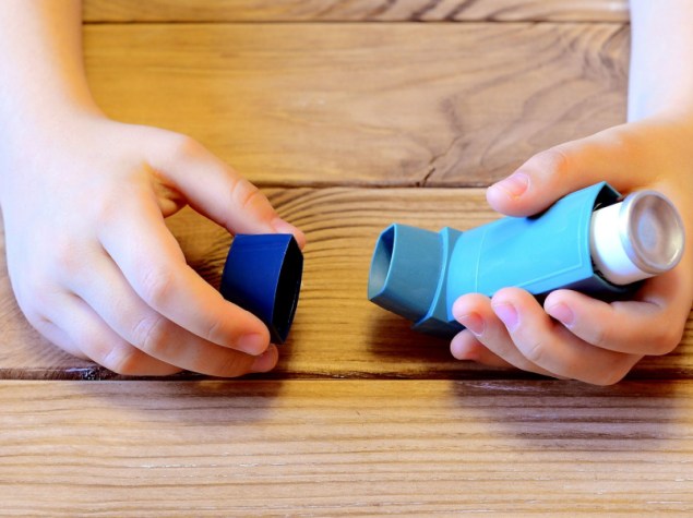 Bambino tiene inalatore per asma