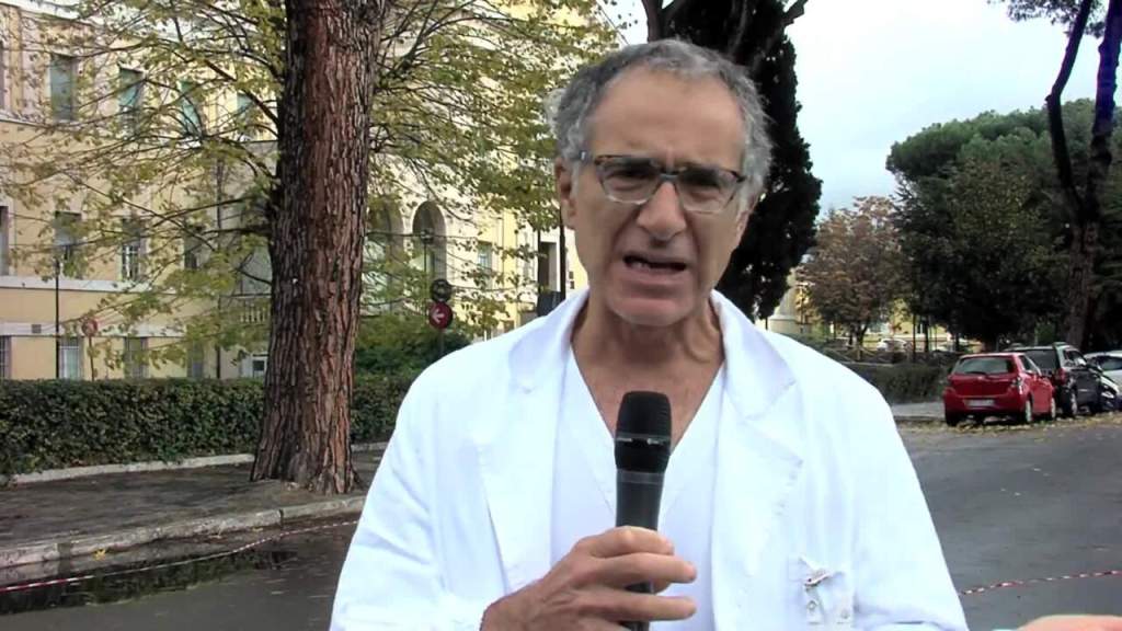 dottore parla microfono camice giardino