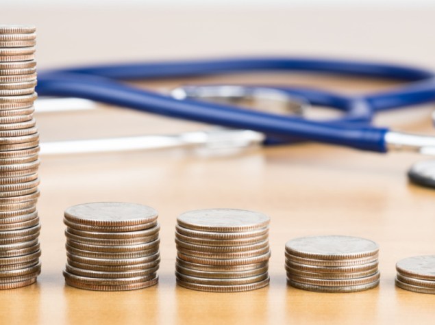 pile monete su tavolo vicini stetoscopio