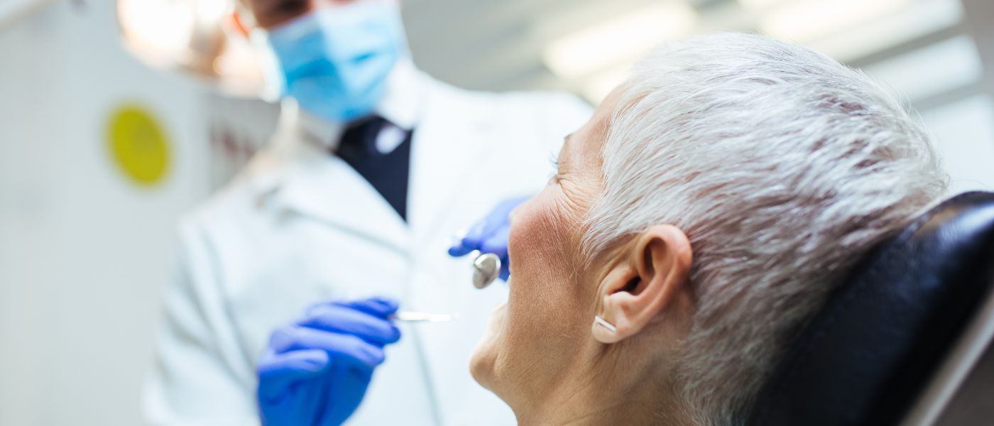 Donna anziana che si sottopone a cure odontoiatriche nello studio del dentista.