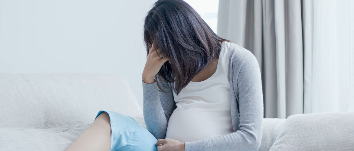 donna incinta piange sentendosi depressa a casa