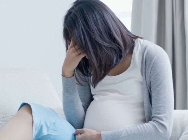 donna incinta piange sentendosi depressa a casa