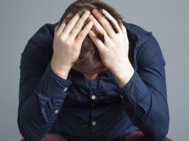 Ragazzo si tiene la testa con le mani