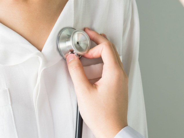 Il medico sta usando uno stetoscopio per l'esame del paziente. Per ascoltare la frequenza cardiaca, Per i pazienti con malattie cardiache.