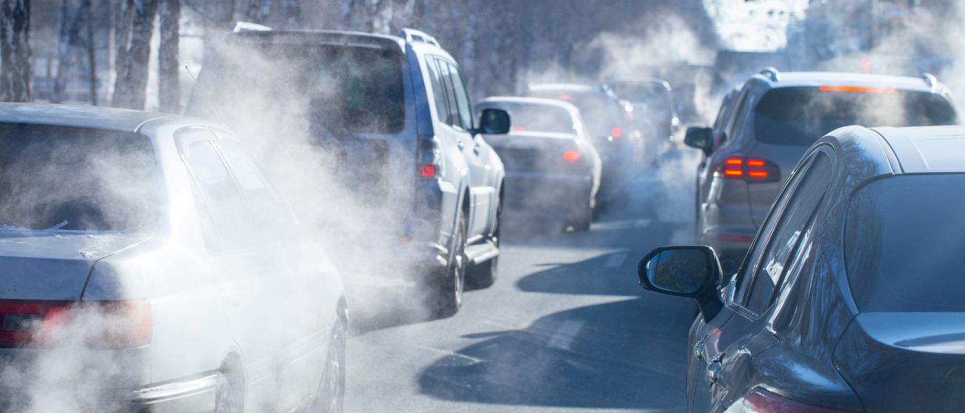 l'inquinamento prodotto dai gas di scarico delle auto in città in inverno. Fumo di auto in una fredda giornata invernale