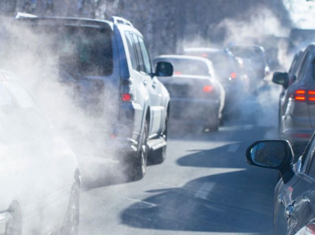 l'inquinamento prodotto dai gas di scarico delle auto in città in inverno. Fumo di auto in una fredda giornata invernale