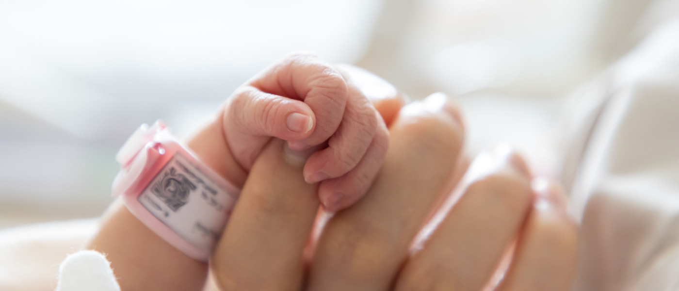 neonato mano tenere mamma indice. concetto : Neonato prematuro o pretermine in ospedale. relazione tra madre e bambino.