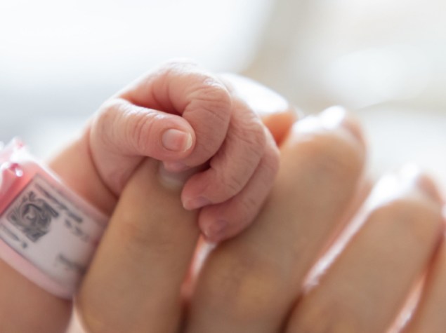 neonato mano tenere mamma indice. concetto : Neonato prematuro o pretermine in ospedale. relazione tra madre e bambino.
