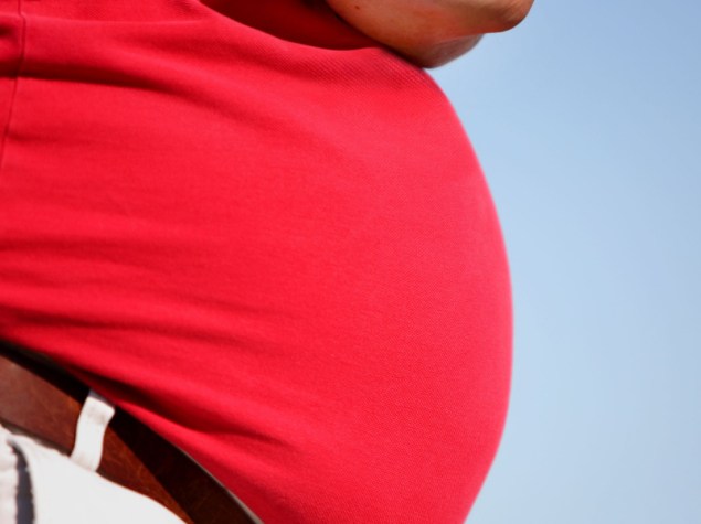 Uomo obeso con maglietta rossa senza faccia