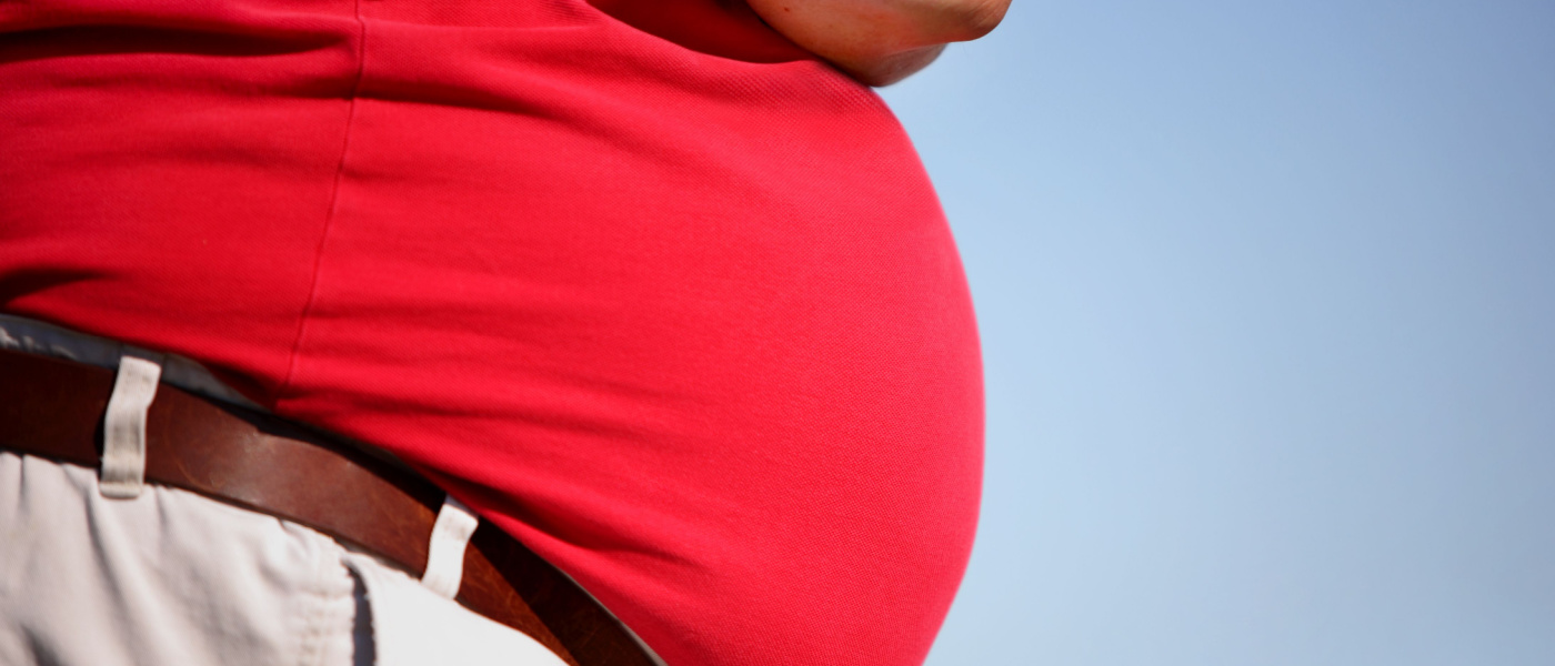 Uomo obeso con maglietta rossa senza faccia