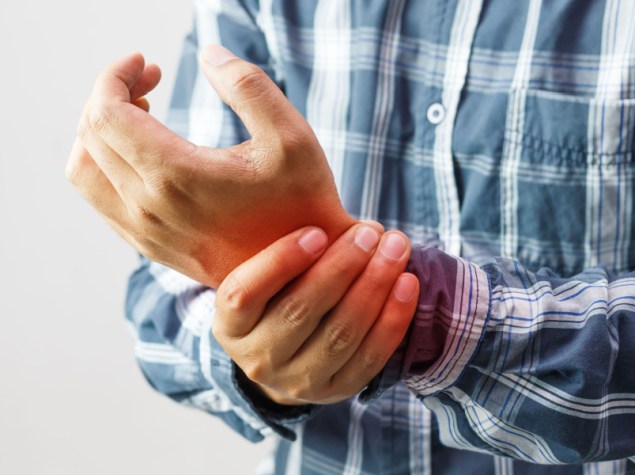 uomo che soffre di dolore all'articolazione del gomito persone / assistenza sanitaria e concetto di problema