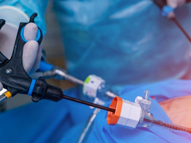 Operazione chirurgica con attrezzature moderne. Concentrazione selettiva sulle mani del medico con speciali apparecchiature robotiche.