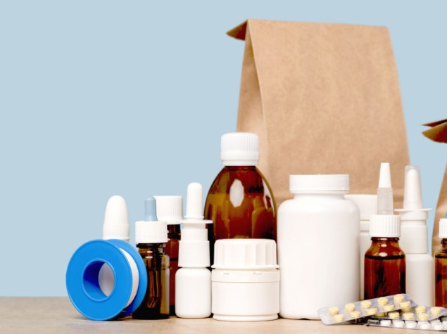 gruppo di farmaci senza etichette su un tavolo