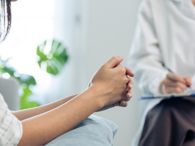 Medico psicologo asiatico esamina e ascolta una donna paziente a casa. Attraente bella donna medico dare consigli e consultare per aiutare giovane ragazza risolvere il problema per la cura della salute Psychologic in casa