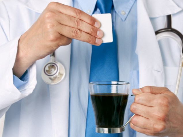 dottore aggiunge dolcificante nel caffè