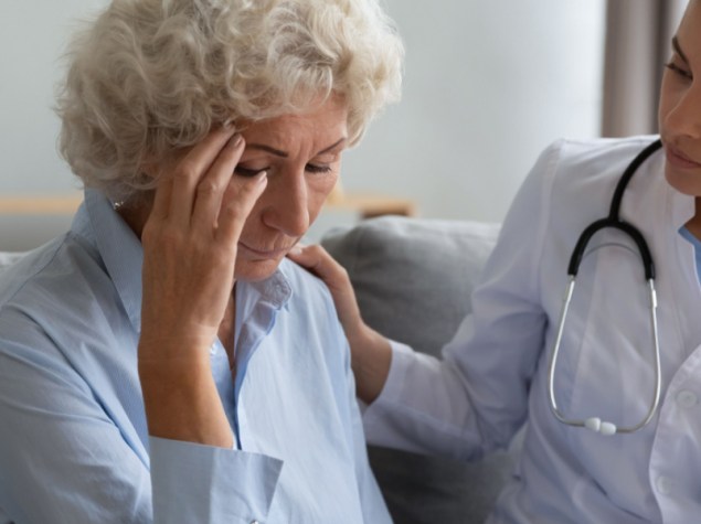 operatore sanitario consola una donna malata di Alzheimer