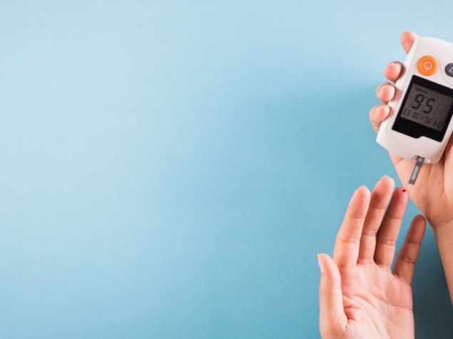 Il diabetico misura il livello di glucosio nel sangue