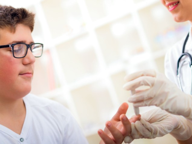 Misurare il livello di glucosio del bambino test del sangue diabete bambino utilizzando il glucometro