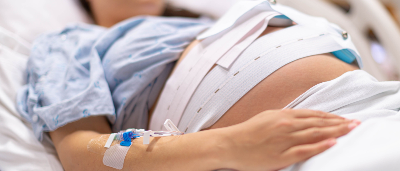 Una donna incinta nella sala parto dell'ospedale con una flebo. Parto e contrazioni.
