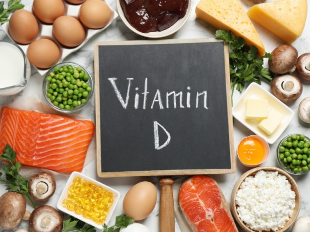 Composizione piana con prodotti ricchi di vitamina D su tavolo di marmo bianco