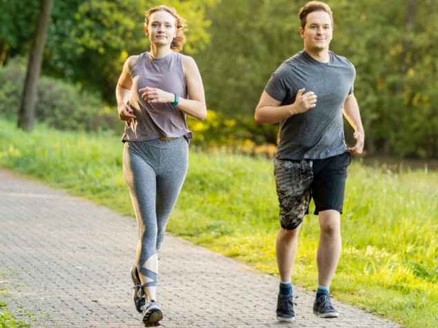 Due persone corrono al parco