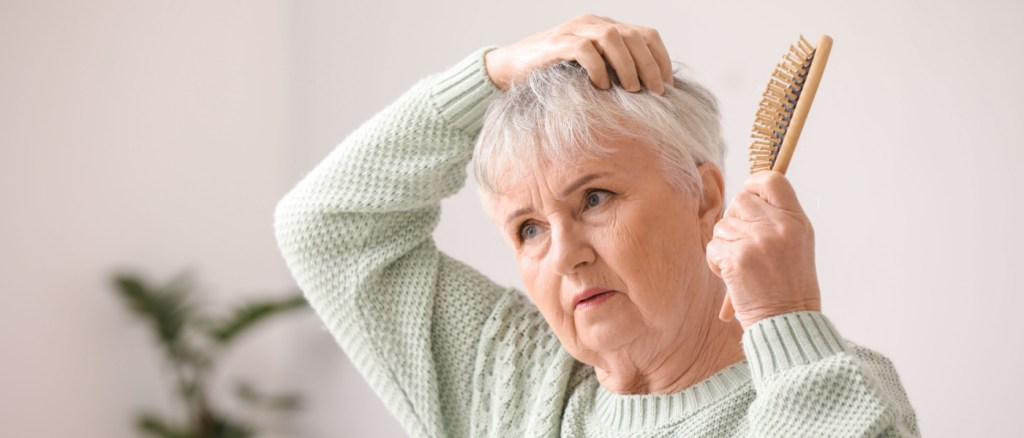 Donna anziana con problemi di perdita di capelli a casa
